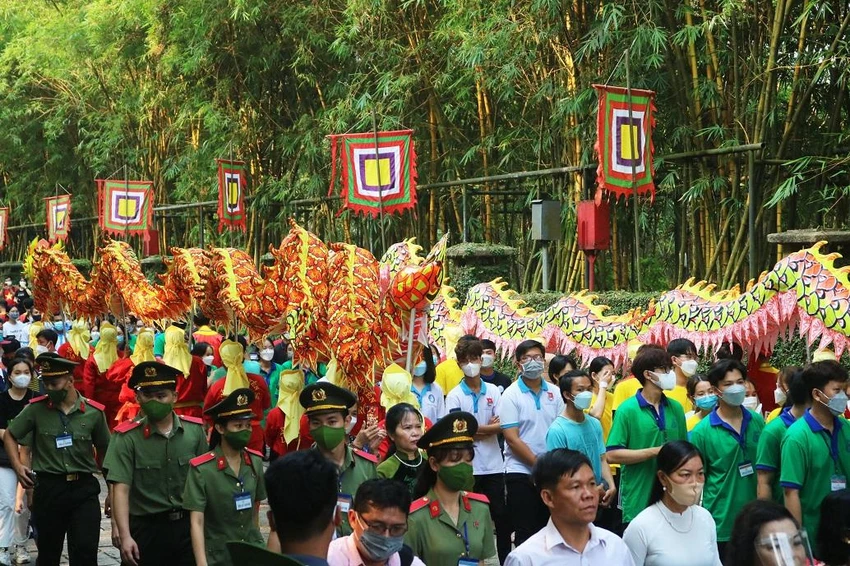 Buổi lễ với nhiều hoạt động lễ hội đặc sắc phục vụ đồng bào đến dự lễ. Ảnh: TÚ NGÂN Buổi lễ với nhiều hoạt động lễ hội đặc sắc phục vụ đồng bào đến dự lễ. Ảnh: TÚ NGÂN