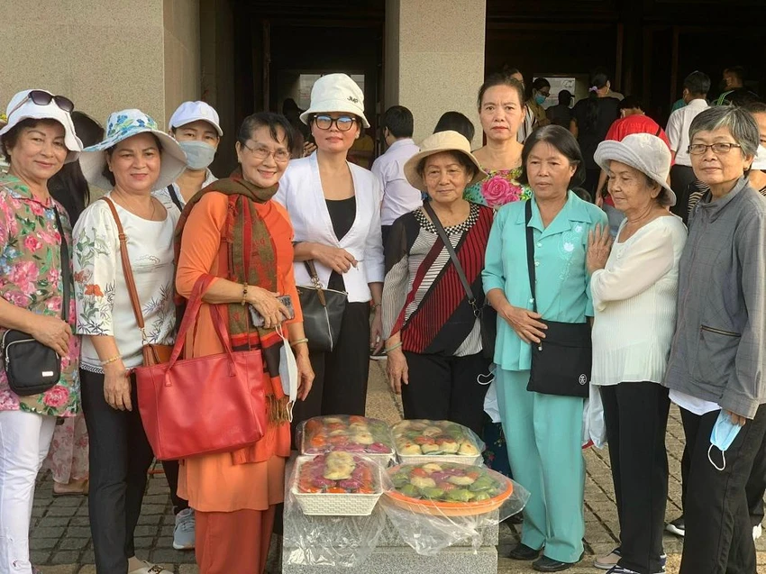 Bà Trần Thị Ngọc (áo cam) cùng nhóm bếp ăn từ thiện đã tự tay làm những mâm bánh giầy để dâng lên Quốc tổ. Ảnh: TÚ NGÂN Bà Trần Thị Ngọc (áo cam) cùng nhóm bếp ăn từ thiện đã tự tay làm những mâm bánh giầy để dâng lên Quốc tổ. Ảnh: TÚ NGÂN