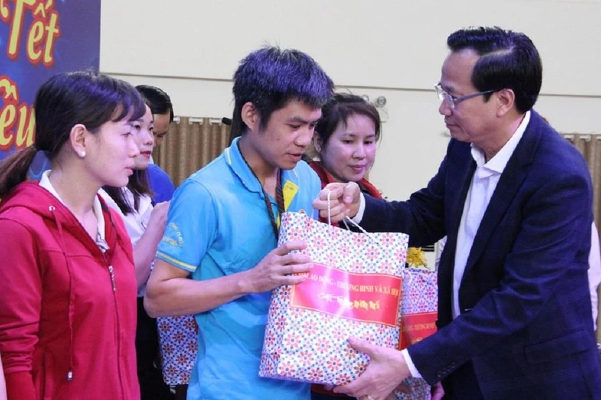 Tổ chức thăm hỏi, tặng quà cho đoàn viên Công đoàn, CNVC-LĐ có hoàn cảnh đặc biệt khó khăn. Ảnh minh họa. Tổ chức thăm hỏi, tặng quà cho đoàn viên Công đoàn, CNVC-LĐ có hoàn cảnh đặc biệt khó khăn. Ảnh minh họa.