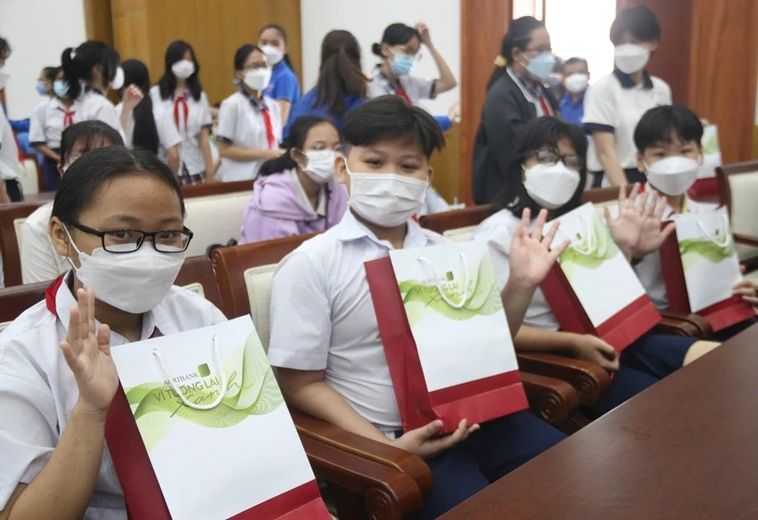 Các học sinh vui mừng phấn khởi khi nhận được quà. Ảnh: THẢO PHƯƠNG Các học sinh vui mừng phấn khởi khi nhận được quà. Ảnh: THẢO PHƯƠNG