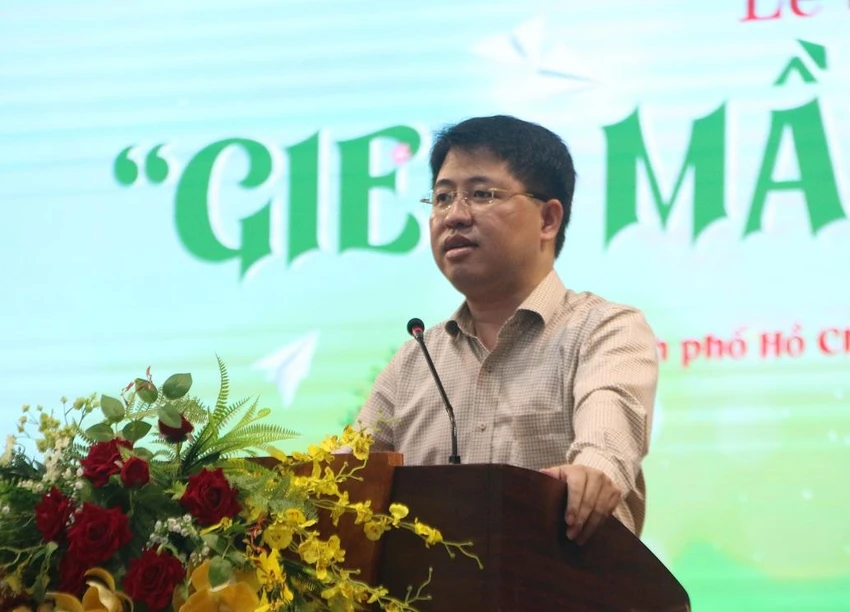 Ông Phạm Hồng Sơn mong các bậc phụ huynh nỗ lực vươn lên để lo cho con em mình. Ảnh: THẢO PHƯƠNG Ông Phạm Hồng Sơn mong các bậc phụ huynh nỗ lực vươn lên để lo cho con em mình. Ảnh: THẢO PHƯƠNG