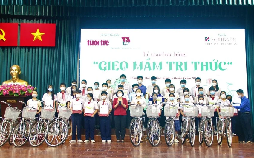 Chương trình trao 285 suất học bổng trị giá 600 triệu đồng. Ảnh: THẢO PHƯƠNG Chương trình trao 285 suất học bổng trị giá 600 triệu đồng. Ảnh: THẢO PHƯƠNG