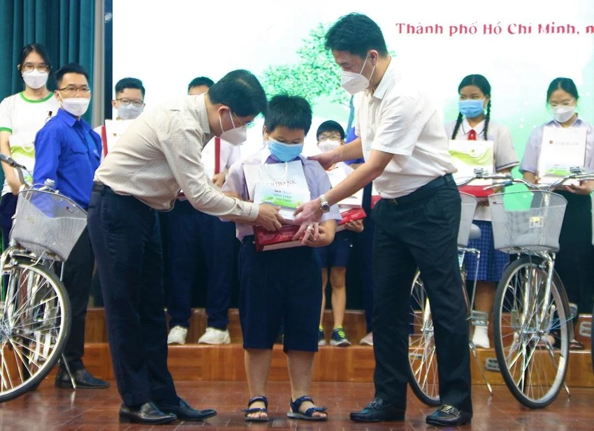 Ông Phạm Hồng Sơn (bên trái) trao quà cho các học sinh khó khăn. Ảnh: THẢO PHƯƠNG Ông Phạm Hồng Sơn (bên trái) trao quà cho các học sinh khó khăn. Ảnh: THẢO PHƯƠNG