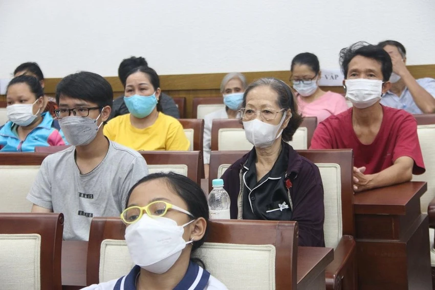 Bà Đặng Thị Chinh (áo đen) cảm thấy vui và biết ơn khi cháu được nhận quà. Ảnh: THẢO PHƯƠNG Bà Đặng Thị Chinh (áo đen) cảm thấy vui và biết ơn khi cháu được nhận quà. Ảnh: THẢO PHƯƠNG