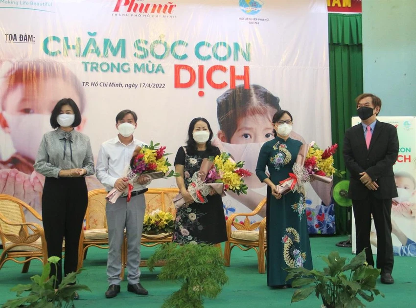 Bà Lý Việt Trung, Tổng biên tập Báo Phụ Nữ tặng hoa cho các khách mời
