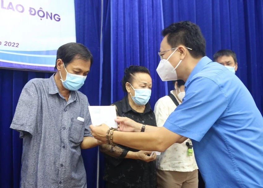Ông Trần Văn Tuấn bị tai nạn lao động mất một tay và cố gắng thành thạo tay trái để tiếp tục công việc. Ảnh: THẢO PHƯƠNG Ông Trần Văn Tuấn bị tai nạn lao động mất một tay và cố gắng thành thạo tay trái để tiếp tục công việc. Ảnh: THẢO PHƯƠNG