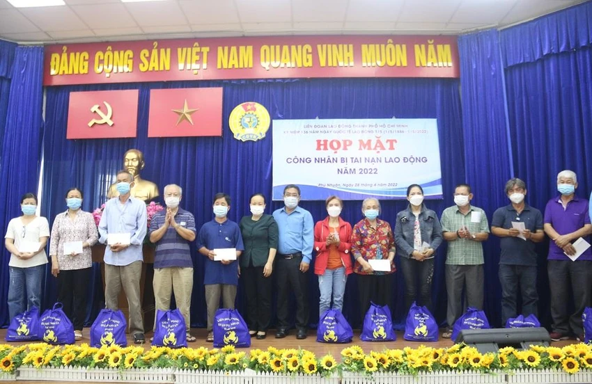 61 công nhân TNLĐ nhận những món quà hỗ trợ từ Công đoàn. Ảnh: THẢO PHƯƠNG 61 công nhân TNLĐ nhận những món quà hỗ trợ từ Công đoàn. Ảnh: THẢO PHƯƠNG
