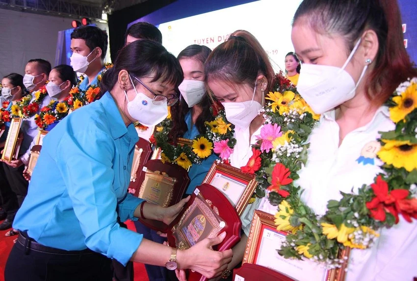 Chị Trần Thị Hoàng Phương và chị Trần Thị Hoàng Trang vui mừng nhận bằng khen của TP. Ảnh: THẢO PHƯƠNG Chị Trần Thị Hoàng Phương và chị Trần Thị Hoàng Trang vui mừng nhận bằng khen của TP. Ảnh: THẢO PHƯƠNG
