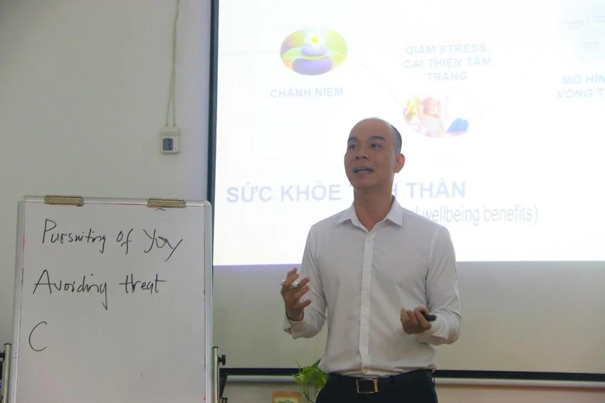 Anh Lê Anh Hoàng nói về phương pháp và lưu ý khi "tắm rừng". Ảnh: THẢO PHƯƠNG Anh Lê Anh Hoàng nói về phương pháp và lưu ý khi "tắm rừng". Ảnh: THẢO PHƯƠNG