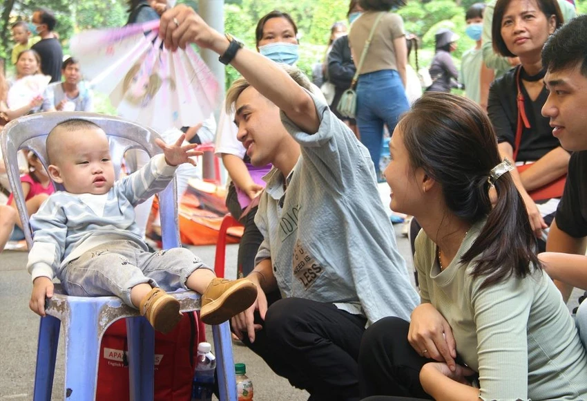 Nhiều cha mẹ nghỉ làm để cho con đi chơi dịp lễ. Ảnh: THẢO PHƯƠNG
