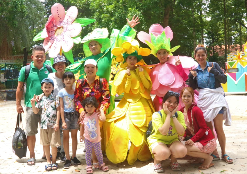 Đại gia đình chị Huỳnh Thị Thu Tuyền cùng nhau đi chơi lễ. Ảnh: THẢO PHƯƠNG