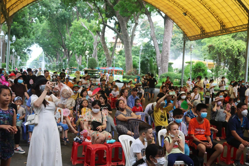 Đông đảo bậc phụ huynh dắt con trẻ đến vui chơi từ sáng. Ảnh: TÚ NGÂN