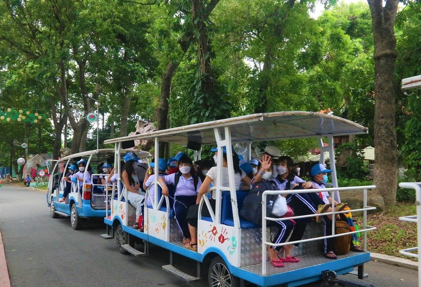 Nhân viên lái xe mong không khí ở Đầm Sen luôn vui tươi nhộn nhịp các dịp lễ. Ảnh: THẢO PHƯƠNG