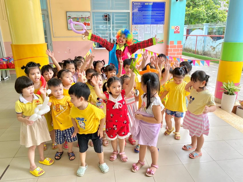 Nhiều trường mầm non và tiểu học trên cả nước tổ chức các hoạt động vui chơi giải trí cho học sinh (HS). Ảnh: Tú Uyên