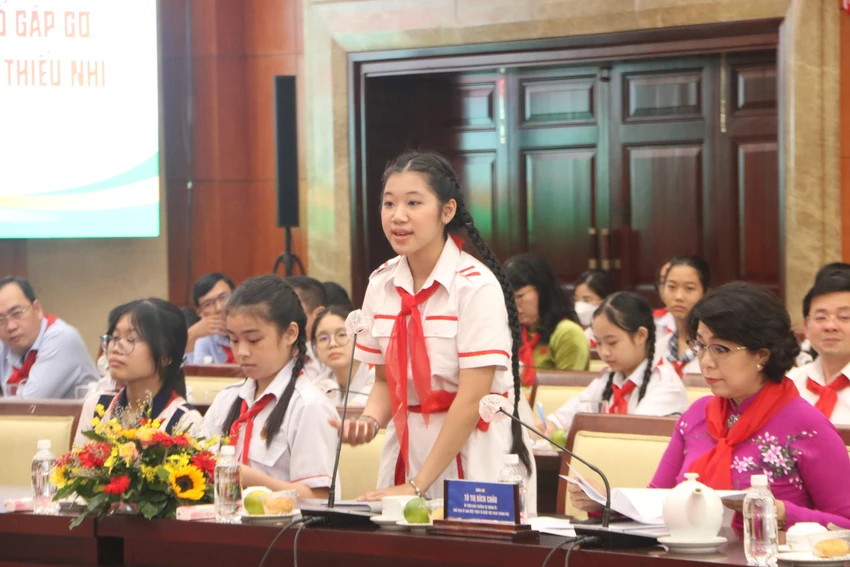 Một học sinh bày tỏ ý kiến, mong muốn trong buổi gặp gỡ lãnh đạo TP. Ảnh: THẢO PHƯƠNG