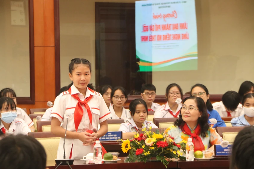 Một học sinh bày tỏ ý kiến, mong muốn trong buổi gặp gỡ lãnh đạo TP. Ảnh: THẢO PHƯƠNG