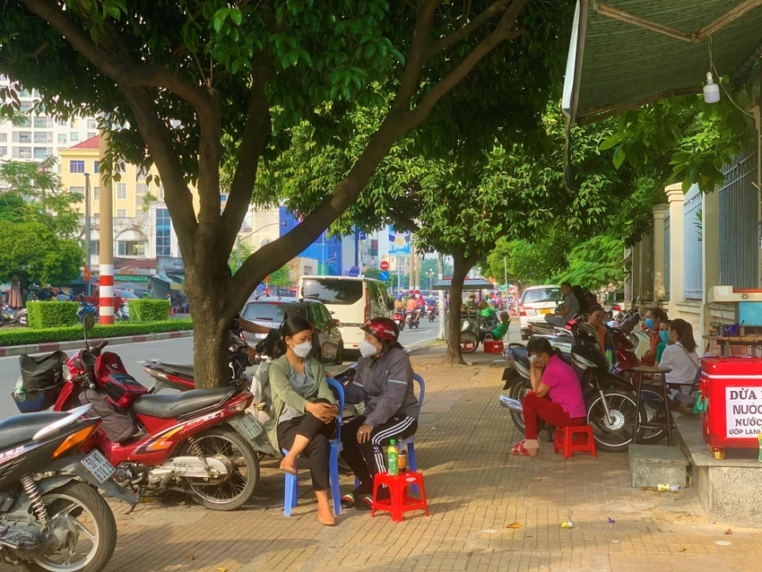 Chị Lê Thị Vân (ngụ quận Bình Tân) cho biết dù nhà gần điểm thi nhưng muốn con thi ra là có mẹ ngay nên chị không về nhà. Chị Lê Thị Vân (ngụ quận Bình Tân) cho biết dù nhà gần điểm thi nhưng muốn con thi ra là có mẹ ngay nên chị không về nhà.
