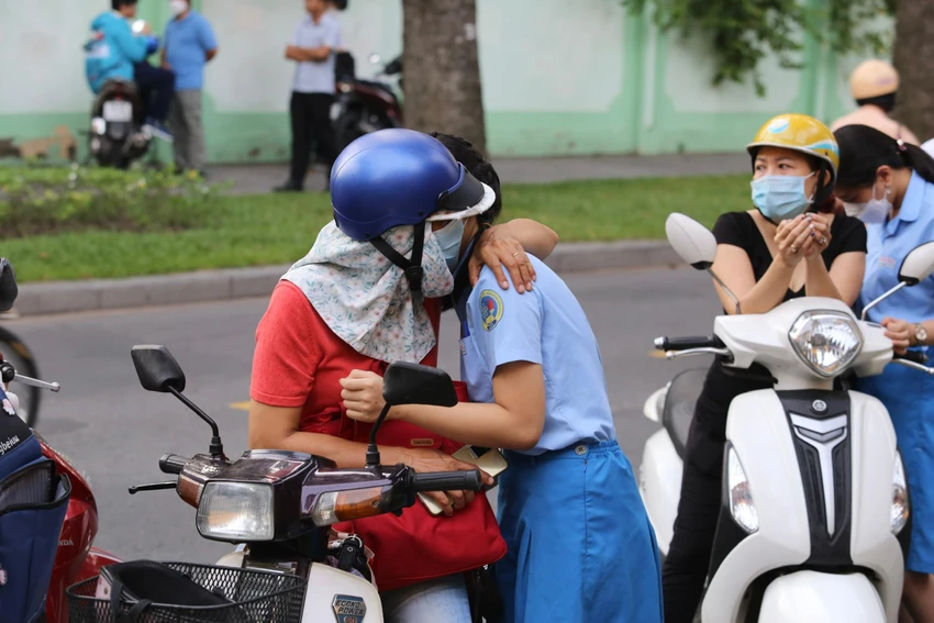 Ôm động viên trước khi con vào thi. Ôm động viên trước khi con vào thi.