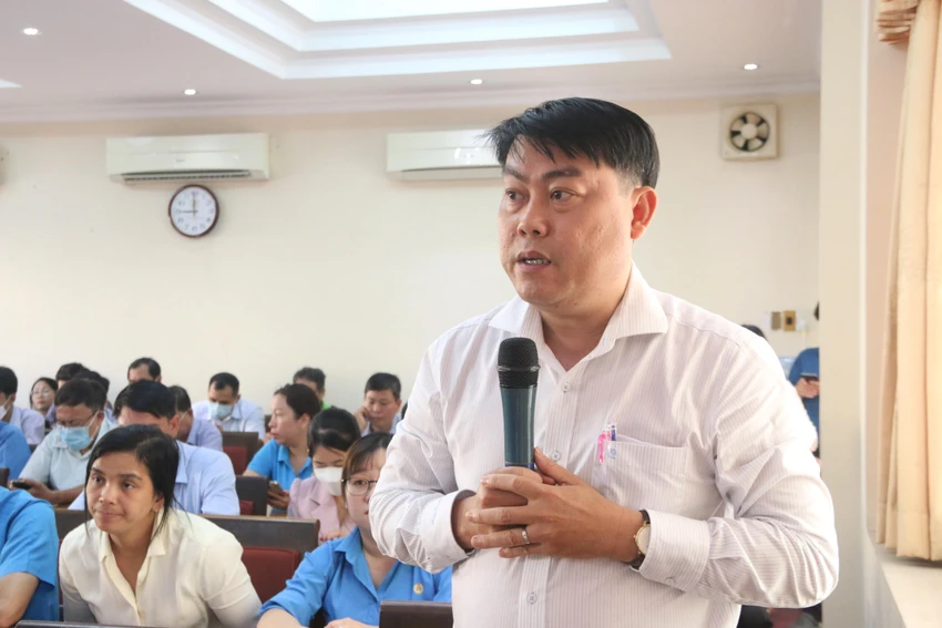 Ông Nguyễn Văn Hải chia sẻ khó khăn trong quá trình xét duyệt hồ sơ NLĐ nhận hỗ trợ. Ảnh: THẢO PHƯƠNG
