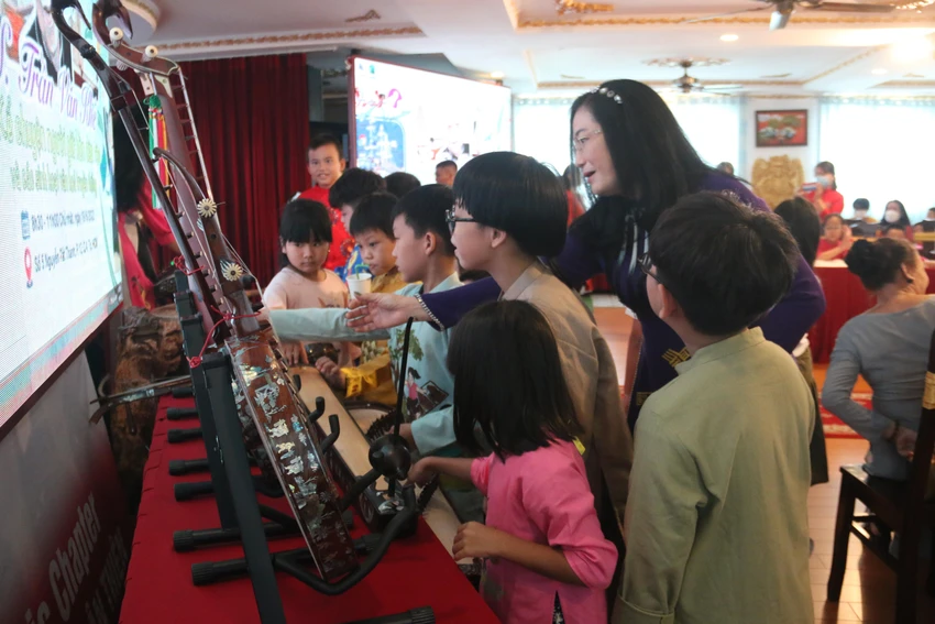 Các trẻ em sẽ được tìm hiểu về một số loại nhạc cụ dân tộc như trống cơm, đàn kìm, đàn tranh, sáo trúc... Ảnh: THẢO PHƯƠNG Các trẻ em sẽ được tìm hiểu về một số loại nhạc cụ dân tộc như trống cơm, đàn kìm, đàn tranh, sáo trúc... Ảnh: THẢO PHƯƠNG
