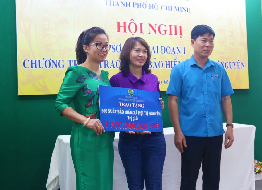 Ngân hàng Vietcombank trao tặng 500 suất BHXH tự nguyện trị giá 1,8 tỷ đồng. Ảnh: THẢO PHƯƠNG Ngân hàng Vietcombank trao tặng 500 suất BHXH tự nguyện trị giá 1,8 tỷ đồng. Ảnh: THẢO PHƯƠNG