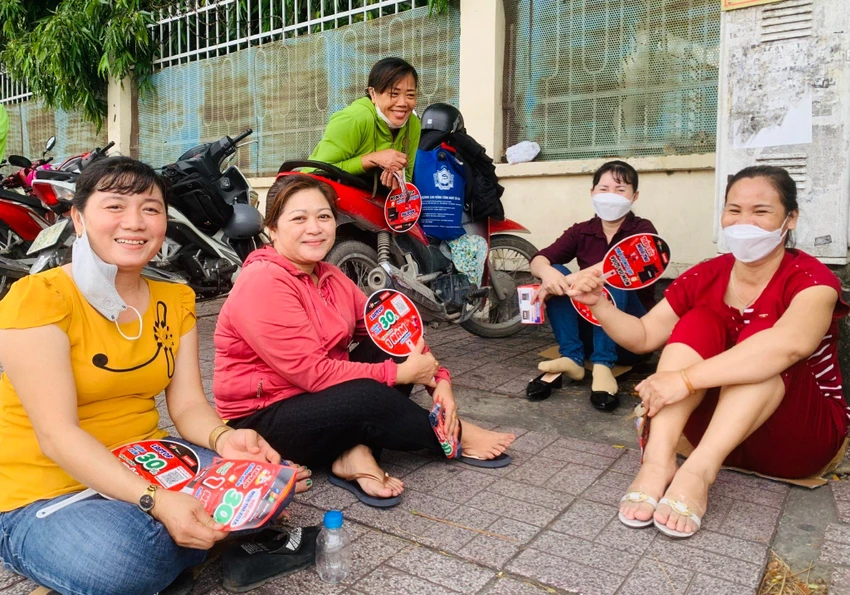 Chị Yến (ngoài cùng bên phải) cho biết luôn động viên chứ không áp đặt con. Ảnh: THẢO PHƯƠNG Chị Yến (ngoài cùng bên phải) cho biết luôn động viên chứ không áp đặt con. Ảnh: THẢO PHƯƠNG