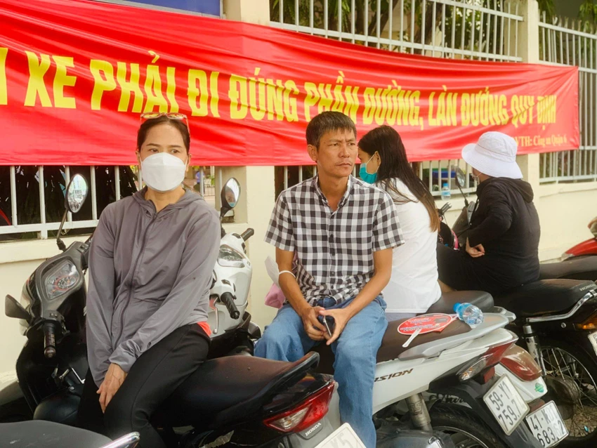 Nhiều phụ huynh tỏ ra hồi hộp, lo lắng. Ảnh: THẢO PHƯƠNG Nhiều phụ huynh tỏ ra hồi hộp, lo lắng. Ảnh: THẢO PHƯƠNG