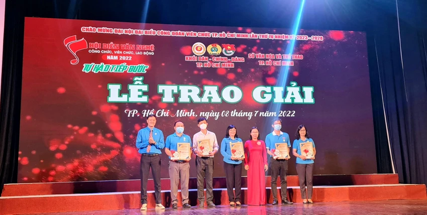 Trao giải A, B và xuất sắc cho các đơn vị đạt giải chương trình. Trao giải A, B và xuất sắc cho các đơn vị đạt giải chương trình.