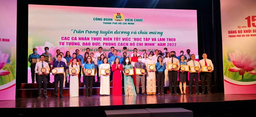 Giải tiết mục yêu thích nhất sẽ có thông báo riêng khi hết thời gian bình chọn. Giải tiết mục yêu thích nhất sẽ có thông báo riêng khi hết thời gian bình chọn.