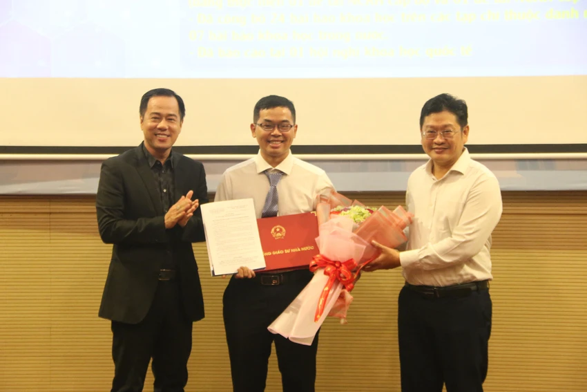 Trao quyết định bổ nhiệm chức danh Phó Giáo sư cho thầy Nguyễn Thành Nhân (ở giữa). Ảnh: THẢO PHƯƠNG Trao quyết định bổ nhiệm chức danh Phó Giáo sư cho thầy Nguyễn Thành Nhân (ở giữa). Ảnh: THẢO PHƯƠNG
