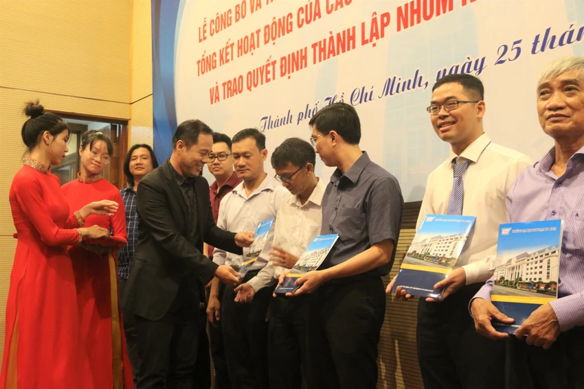 Trao quyết định thành lập nhóm nghiên cứu mạnh Toán giải tích. Ảnh: THẢO PHƯƠNG Trao quyết định thành lập nhóm nghiên cứu mạnh Toán giải tích. Ảnh: THẢO PHƯƠNG