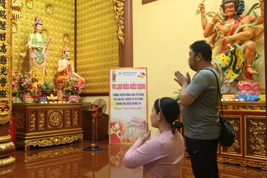Đông đảo phật tử đến thắp hương tưởng niệm nạn nhân COVID trong hai ngày vừa qua. Ảnh: THẢO PHƯƠNG Đông đảo phật tử đến thắp hương tưởng niệm nạn nhân COVID trong hai ngày vừa qua. Ảnh: THẢO PHƯƠNG