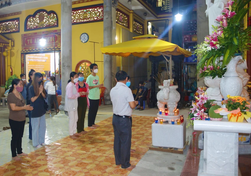 Cuối ngày Vu Lan báo hiếu, vẫn còn đông đúc người dân đến chùa thắp hương cầu an. Ảnh: THẢO PHƯƠNG Cuối ngày Vu Lan báo hiếu, vẫn còn đông đúc người dân đến chùa thắp hương cầu an. Ảnh: THẢO PHƯƠNG