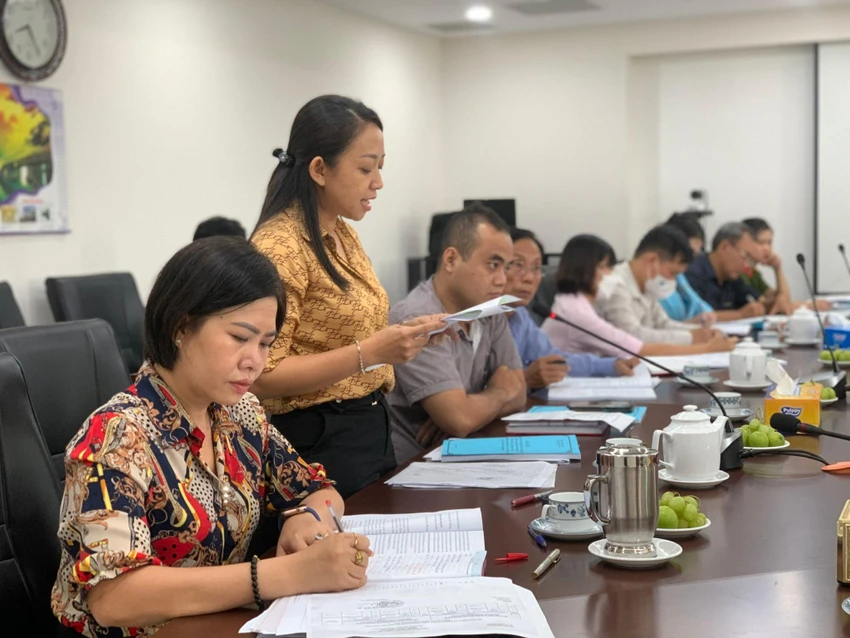 Bà Trần Huỳnh Nga (thứ hai từ trái sang) báo cáo kết quả triển khai thực hiện chính sách hỗ trợ của quận. Ảnh: THẢO PHƯƠNG Bà Trần Huỳnh Nga (thứ hai từ trái sang) báo cáo kết quả triển khai thực hiện chính sách hỗ trợ của quận. Ảnh: THẢO PHƯƠNG