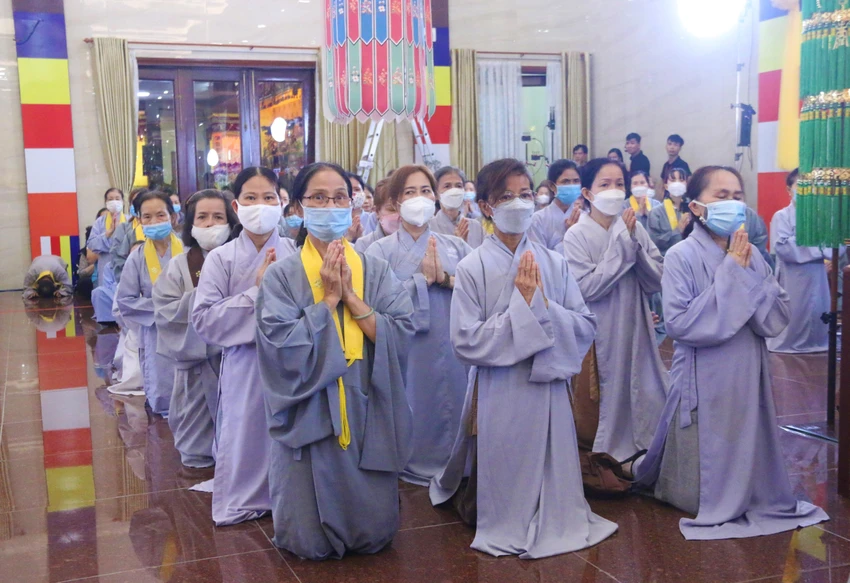 Các phật tử thành kính cầu siêu cho vong linh nạn nhân COVID. Ảnh: THẢO PHƯƠNG