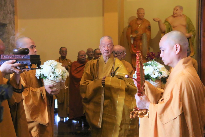 Khai mạc Đại lễ kỳ siêu các hương linh đồng bào tử vong, cán bộ, chiến sĩ đã hy sinh trong đại dịch COVID-19. Ảnh: THẢO PHƯƠNG