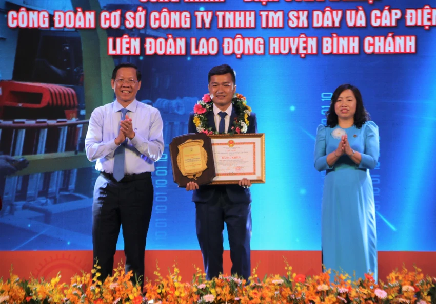 Ông Phan Văn Mãi - chủ tịch UBND TP và bà Thái Thu Xương - phó chủ tịch Tổng LĐLĐ Việt Nam trao giải cho cá nhân tiêu biểu. Ảnh: THẢO PHƯƠNG