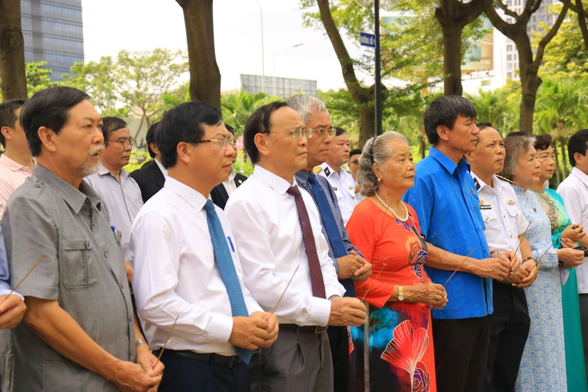 Các đại biểu dâng hương tại tượng đài Chủ tịch Tôn Đức Thắng. Ảnh VÕ THƠ