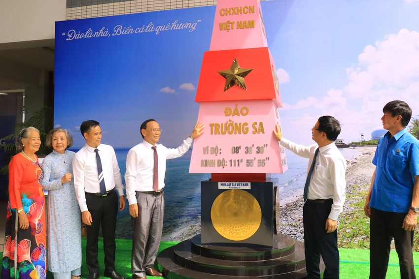 Ông Nguyễn Văn Quyền, Chủ tịch Hội Luật gia Việt Nam trao tặng mô hình cột mốc chủ quyền Trường Sa cho Trường ĐH Tôn Đức Thắng. Ảnh VÕ THƠ