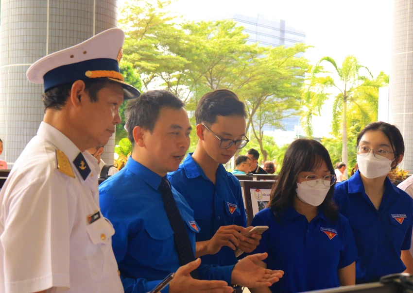 Người tham dự tuần lễ trưng bày ảnh. Ảnh VÕ THƠ