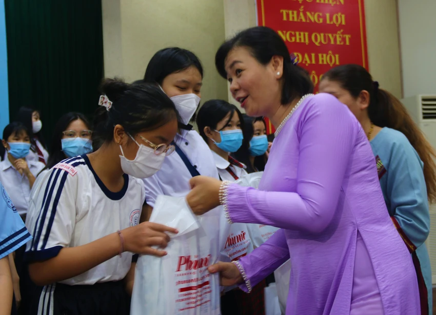 Bà Lý Việt Trung, Tổng biên tập Báo Phụ nữ TP.HCM trao học bổng cho các em học sinh nghèo hiếu học. Ảnh: THẢO PHƯƠNG Bà Lý Việt Trung, Tổng biên tập Báo Phụ nữ TP.HCM trao học bổng cho các em học sinh nghèo hiếu học. Ảnh: THẢO PHƯƠNG