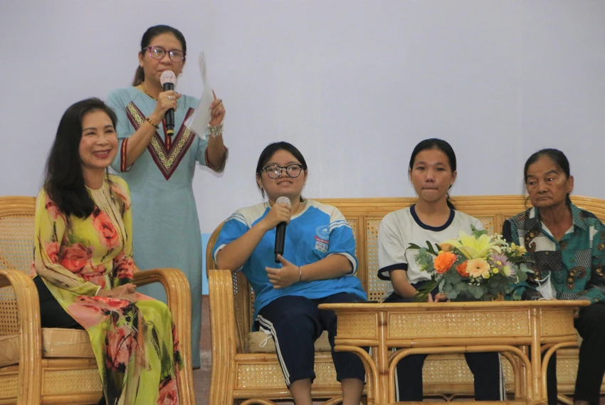Huỳnh Thùy Linh (ở giữa) luôn lạc quan nhìn về phía trước. Ảnh: THẢO PHƯƠNG Huỳnh Thùy Linh (ở giữa) luôn lạc quan nhìn về phía trước. Ảnh: THẢO PHƯƠNG