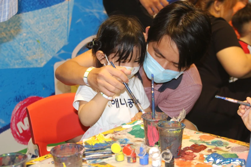 Anh Vinh chia sẻ: “Năm ngoái vì dịch nên mọi người không được chơi lễ. Năm nay dịch đã giảm bớt, không khí lễ cũng rộn ràng hơn, riêng tôi thấy rất phấn khởi. Không cần đi đâu xa, các khu vui chơi ngay tại TP mình cũng đủ náo nhiệt, có rất nhiều hoạt động vui chơi giải trí cho trẻ em”. Anh Vinh chia sẻ: “Năm ngoái vì dịch nên mọi người không được chơi lễ. Năm nay dịch đã giảm bớt, không khí lễ cũng rộn ràng hơn, riêng tôi thấy rất phấn khởi. Không cần đi đâu xa, các khu vui chơi ngay tại TP mình cũng đủ náo nhiệt, có rất nhiều hoạt động vui chơi giải trí cho trẻ em”.