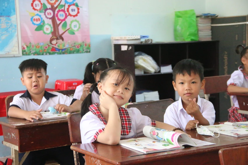 “Tôi rất mừng vì trường đã huy động được 100% các cháu 6 tuổi đi học, duy trì sỉ số đến cuối năm học 100%" - ông Phan Văn Mãi bày tỏ “Tôi rất mừng vì trường đã huy động được 100% các cháu 6 tuổi đi học, duy trì sỉ số đến cuối năm học 100%" - ông Phan Văn Mãi bày tỏ