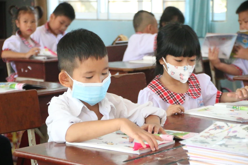 Ông Phan Văn Mãi nhắn nhủ dầu cho hoàn cảnh gì cũng rất mong PH cho con em được đến trường. Càng khó khăn thì càng cho các cháu đi học. Ông Phan Văn Mãi nhắn nhủ dầu cho hoàn cảnh gì cũng rất mong PH cho con em được đến trường. Càng khó khăn thì càng cho các cháu đi học.
