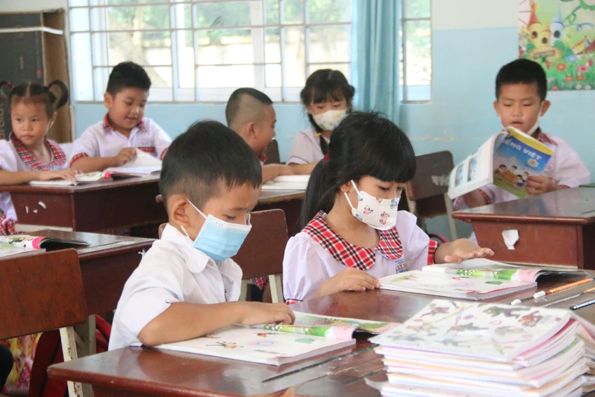 Ông Mãi hy vọng các PH kiên trì chăm lo cho các cháu học tập để tương lai sau này đưa cháu vào giảng đường ĐH. Ông Mãi hy vọng các PH kiên trì chăm lo cho các cháu học tập để tương lai sau này đưa cháu vào giảng đường ĐH.