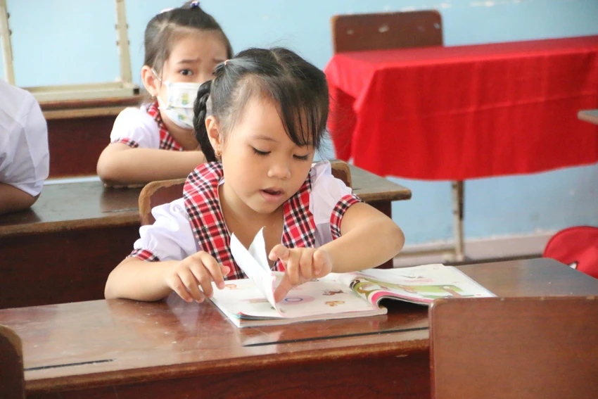 Học sinh lớp 1 ê a những con chữ đầu tiên trong đời. Học sinh lớp 1 ê a những con chữ đầu tiên trong đời.