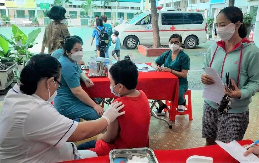 Học sinh quận 11 (TP.HCM) được xe lưu động tới trường tiêm vaccine ngừa COVID-19. Ảnh: TRẦN NGỌC Học sinh quận 11 (TP.HCM) được xe lưu động tới trường tiêm vaccine ngừa COVID-19. Ảnh: TRẦN NGỌC