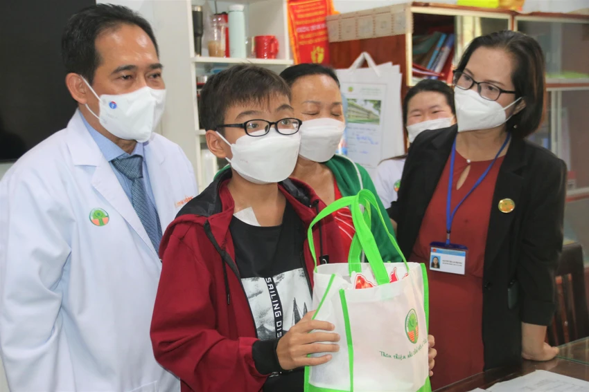 Con trai chị Phục nhận quà trung thu từ các BS BV Nhi đồng 2 sau khi ghép thận thành công. Ảnh: THẢO PHƯƠNG Con trai chị Phục nhận quà trung thu từ các BS BV Nhi đồng 2 sau khi ghép thận thành công. Ảnh: THẢO PHƯƠNG