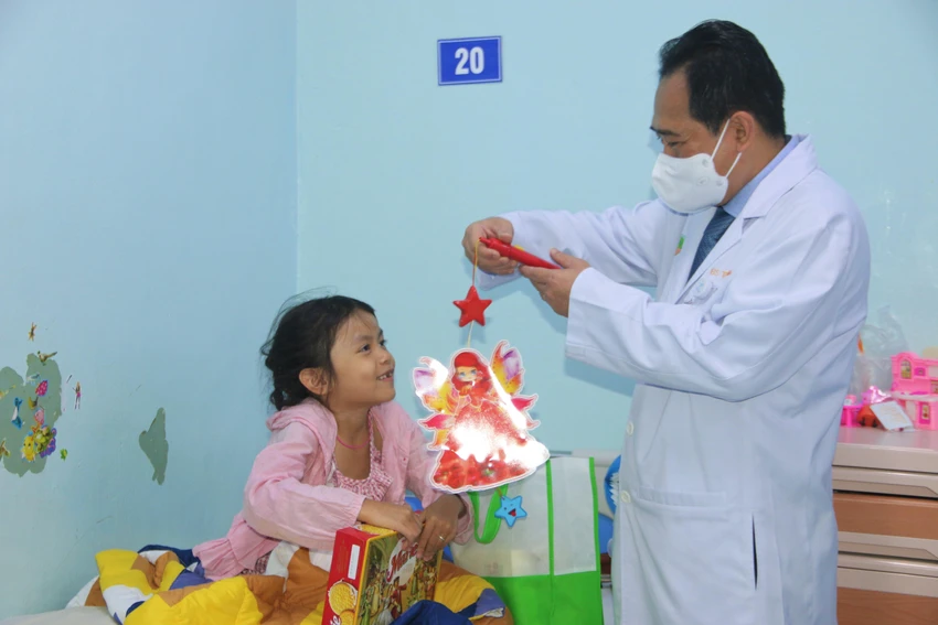 BS Trịnh Hữu Tùng, Giám đốc Bệnh viện Nhi đồng 2 trao quà cho các bệnh nhi. Ảnh: THẢO PHƯƠNG BS Trịnh Hữu Tùng, Giám đốc Bệnh viện Nhi đồng 2 trao quà cho các bệnh nhi. Ảnh: THẢO PHƯƠNG